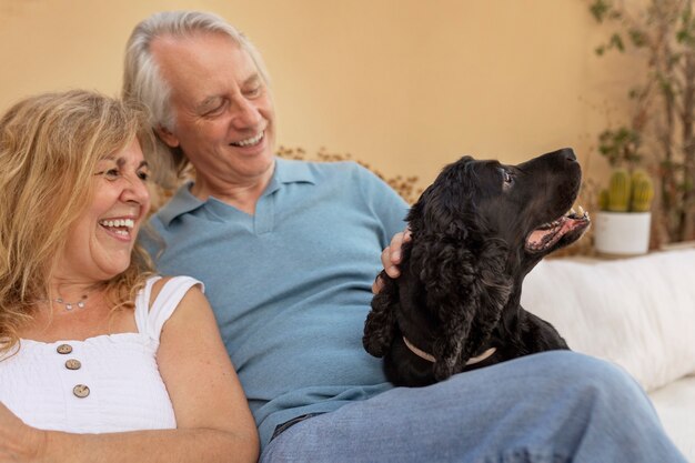 Personas sonrientes de tiro medio con lindo perro