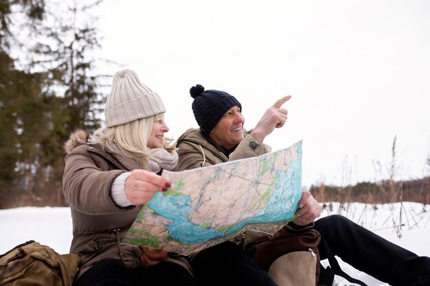 Personas sonrientes de tiro medio con mapa