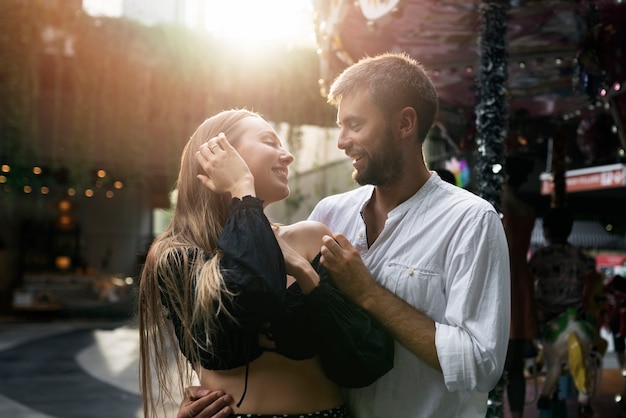 Personas sonrientes de tiro medio mirándose