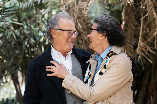 Foto gratuita personas sonrientes de tiro medio que datan