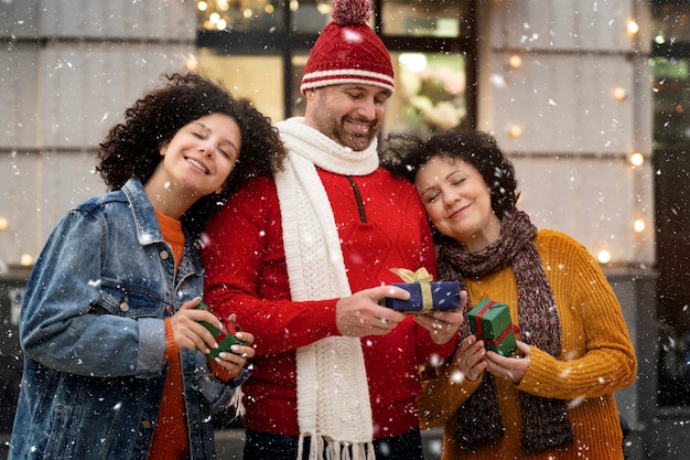 Foto gratuita personas sonrientes de tiro medio con regalos