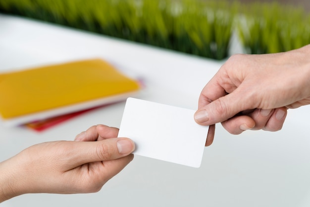 Personas con tarjeta de visita en blanco