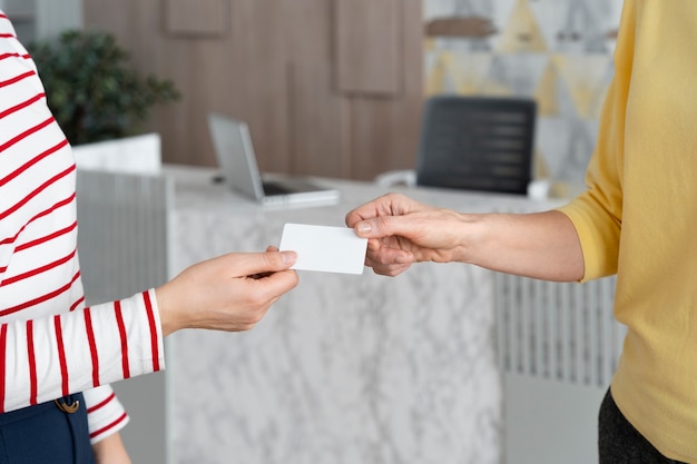 Personas con tarjeta de visita en blanco