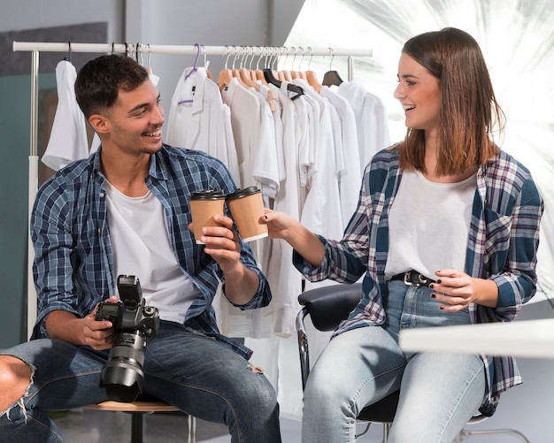 Foto gratuita personas con tazas de café en estudio