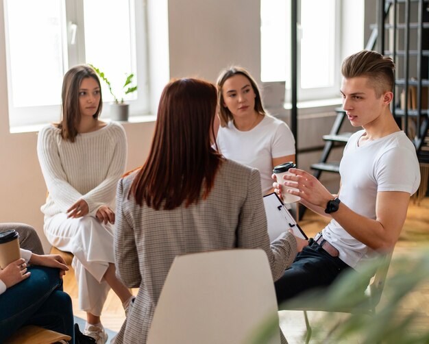 Personas en terapia reunión plano medio.