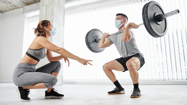 Personas de tiro completo entrenando con máscaras.