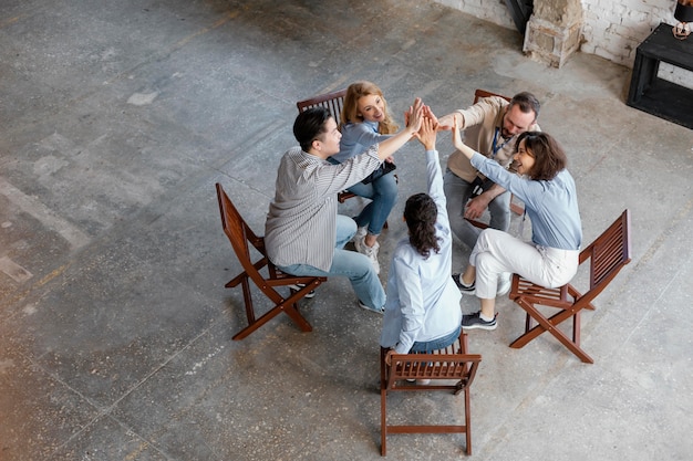 Personas de tiro completo en grupo de terapia