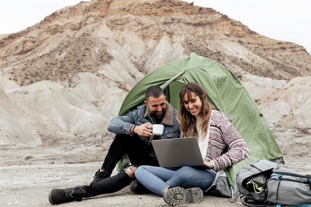 Personas de tiro completo con laptop y taza de café