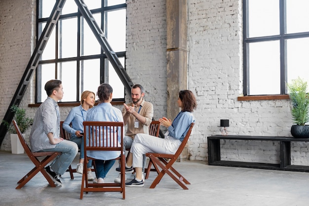 Personas de tiro completo en terapia de grupo