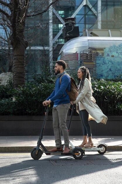 Personas de tiro completo con transporte eléctrico al aire libre.