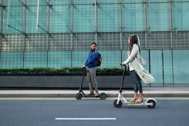 Personas de tiro completo con transporte eléctrico.