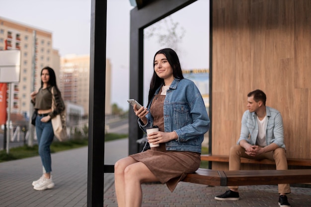 Personas de tiro medio al aire libre