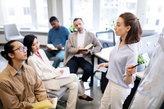 Personas de tiro medio aprendiendo idiomas en el trabajo.