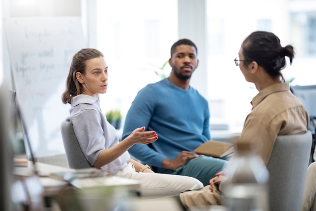 Personas de tiro medio aprendiendo idiomas.