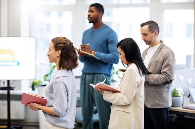 Personas de tiro medio aprendiendo idiomas.