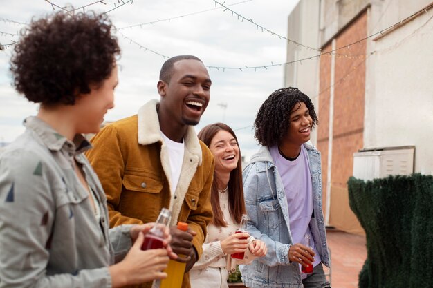 Personas de tiro medio con bebidas