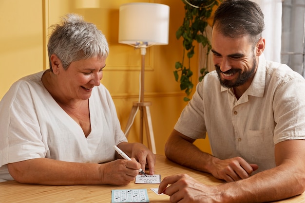 Foto gratuita personas de tiro medio con boletos de lotería.