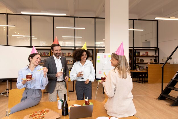 Personas de tiro medio celebrando cumpleaños.