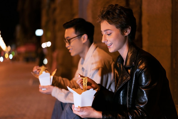 Personas de tiro medio con comida