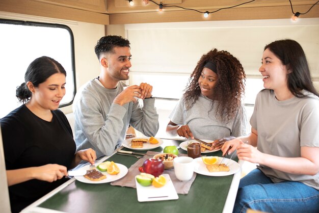 Personas de tiro medio con comida