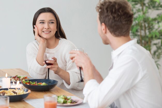 Personas de tiro medio con copas de vino