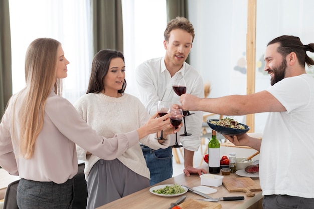 Personas de tiro medio con copas de vino