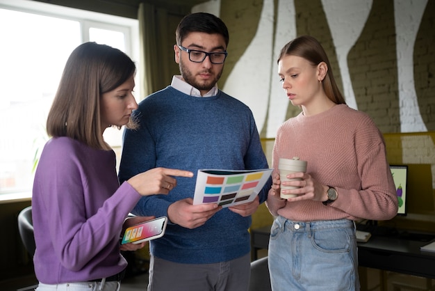 Personas de tiro medio con cuaderno