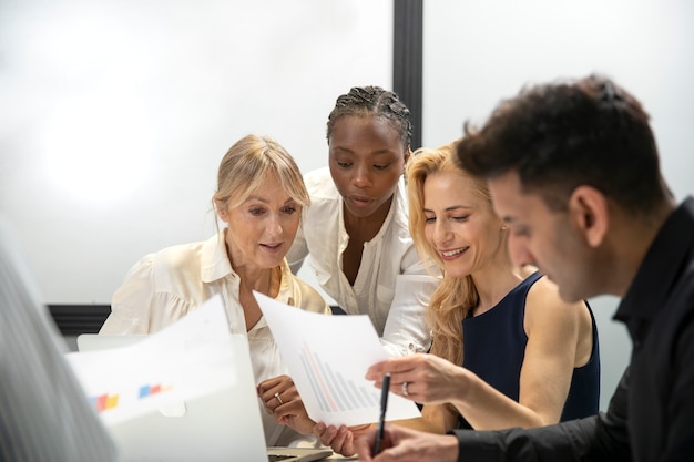 Foto gratuita personas de tiro medio discutiendo un plan de negocios