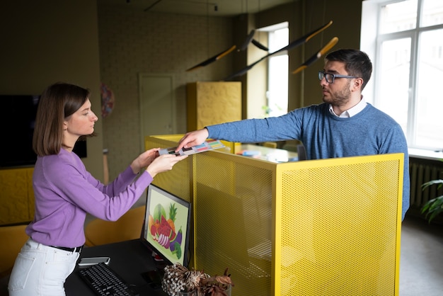 Personas de tiro medio discutiendo sobre la paleta de colores.