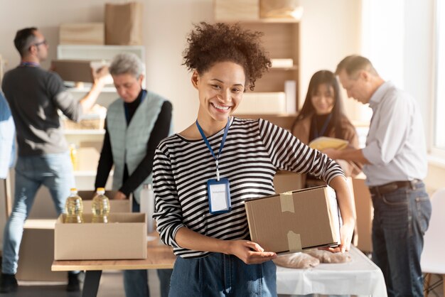 Personas de tiro medio con donaciones de alimentos.