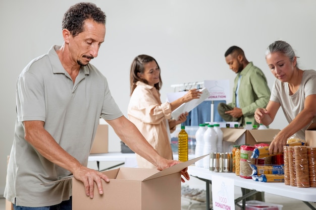 Personas de tiro medio con donaciones