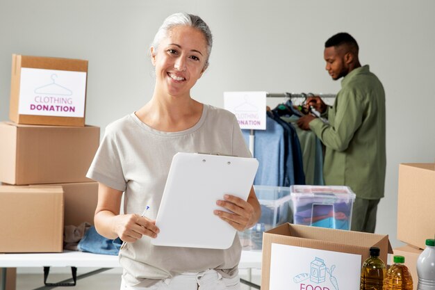 Personas de tiro medio con donaciones