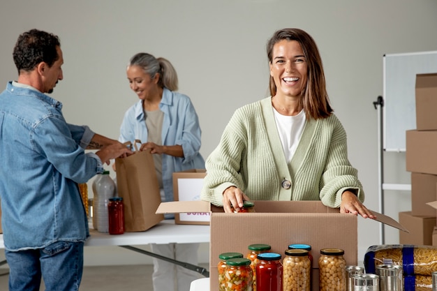 Personas de tiro medio con donaciones