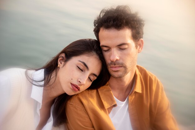 Personas de tiro medio durmiendo al aire libre