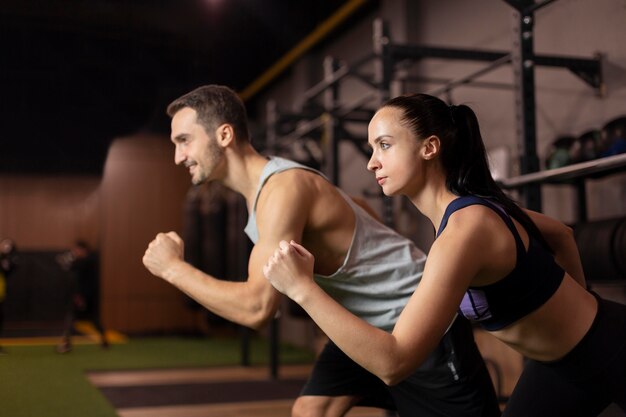 Personas de tiro medio entrenando juntas