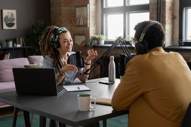 Personas de tiro medio grabando podcast.