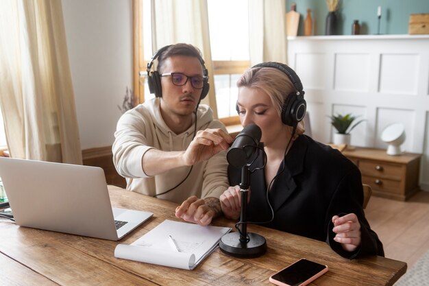 Personas de tiro medio grabando podcast.