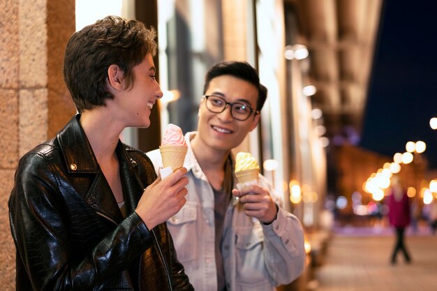 Personas de tiro medio con helado