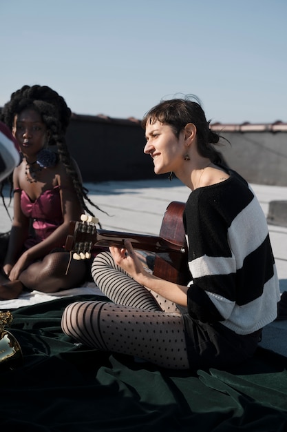 Personas de tiro medio con instrumentos musicales.