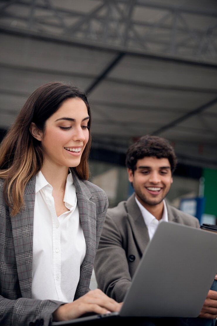 Foto gratuito personas de tiro medio con laptop