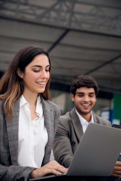 Personas de tiro medio con laptop