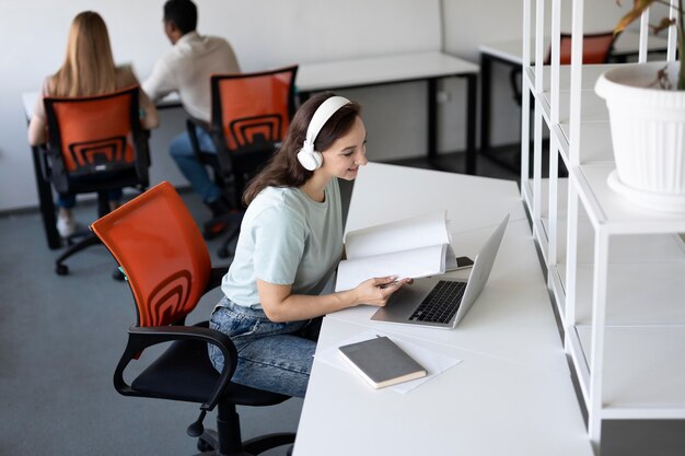 Personas de tiro medio con laptop