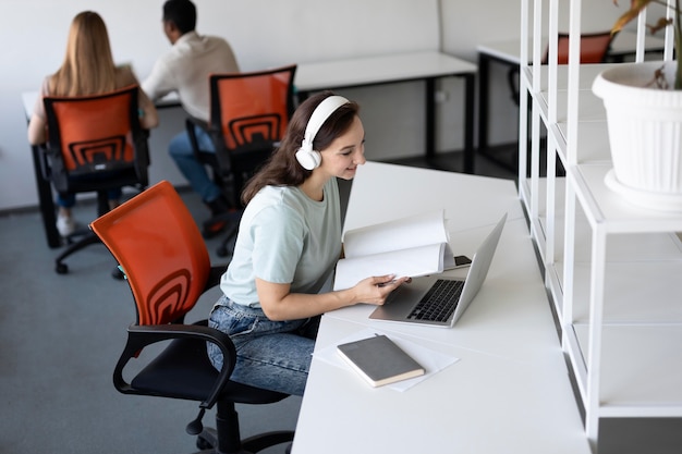 Personas de tiro medio con laptop