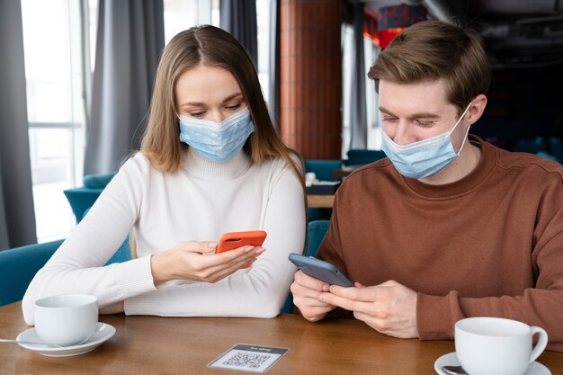 Personas de tiro medio con mascarillas