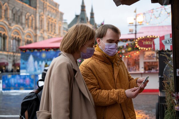 Personas de tiro medio con mascarillas