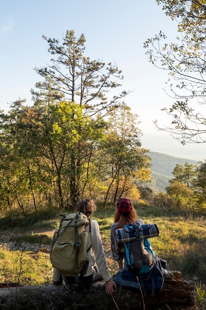 Foto gratuita personas de tiro medio con mochilas