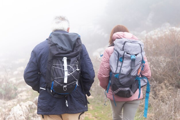 Personas de tiro medio con mochilas.