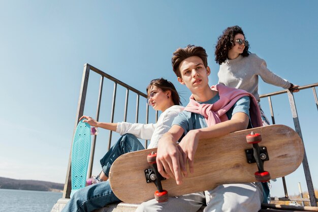 Personas de tiro medio con patineta