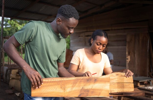 Personas de tiro medio con piezas de madera