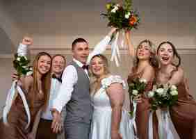 Foto gratuita personas de tiro medio posando en la boda